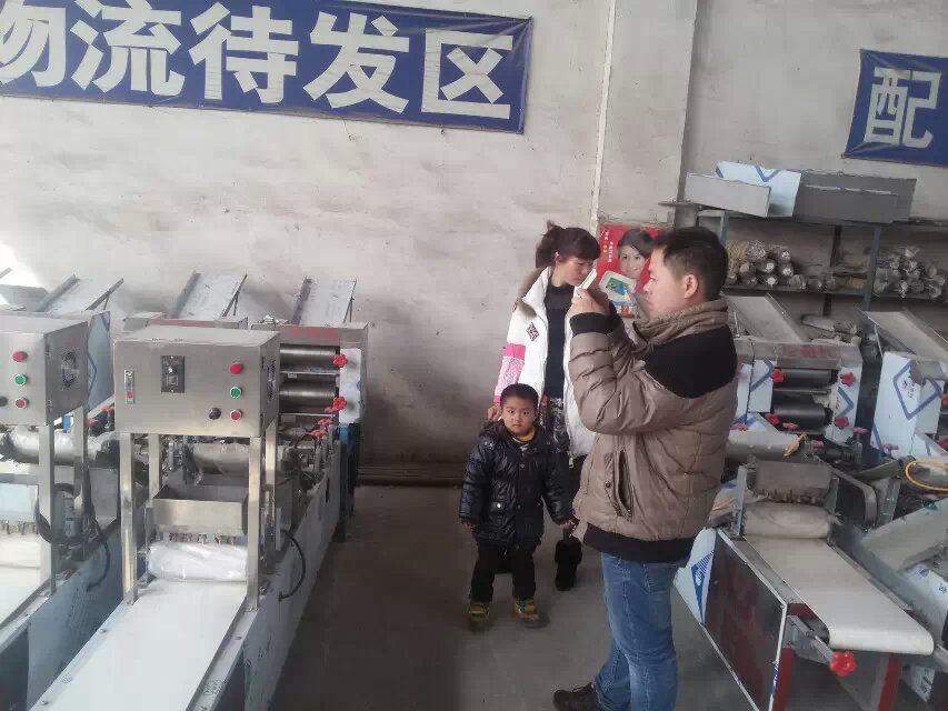 客戶給燴面機(jī)設(shè)備拍照