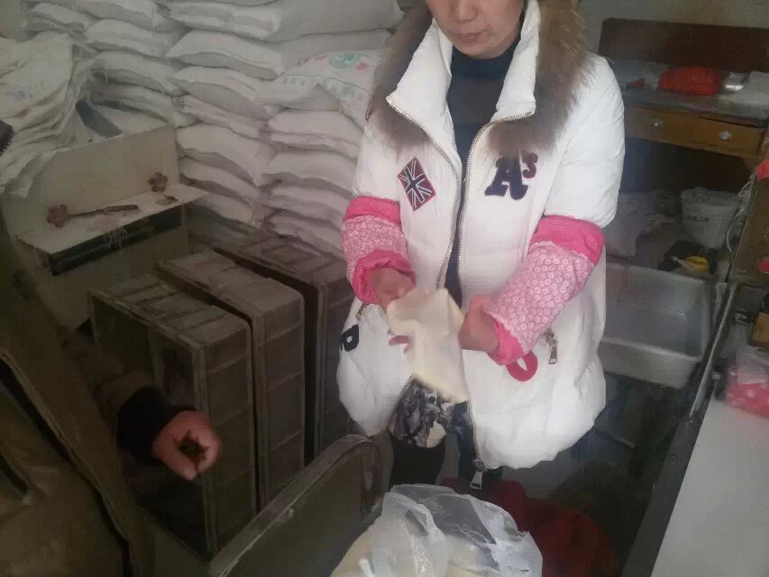 工作人員現(xiàn)場(chǎng)為客戶演示燴面坯的勁道程序