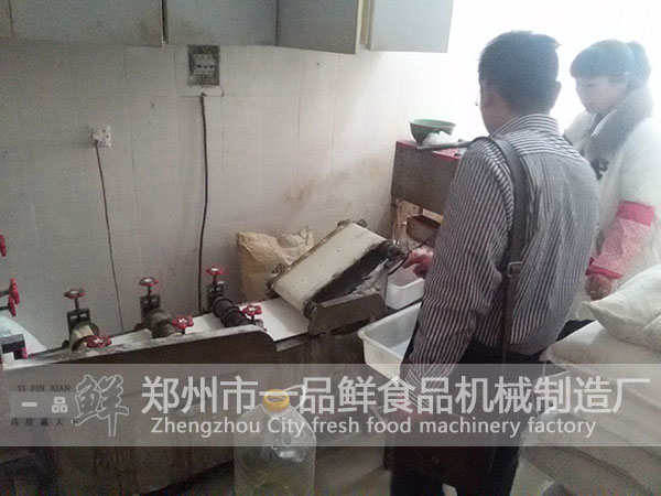 工作人員介紹燴面機(jī)的工作流程