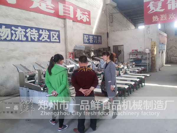 講解雙輥雙刀燴面機(jī)的特點(diǎn)