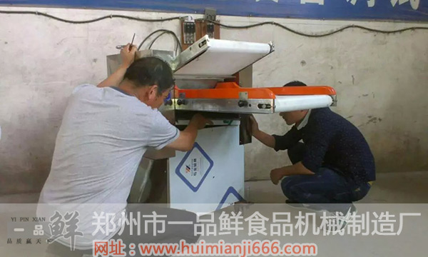 工作人員給山西客戶講解全自動揉壓機的保養(yǎng)事項