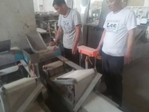 工廠技術(shù)師傅現(xiàn)場(chǎng)調(diào)試趙先生購(gòu)買的設(shè)備